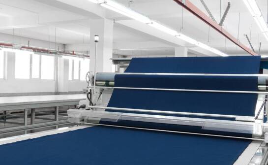 Krojenie syntetycznych tkanin w automatycznej krojowni - jak osiągamy perfekcję?