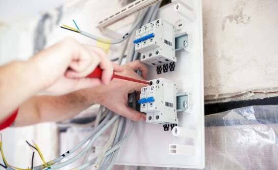 Nowoczesne elektryczne systemy w starszych budynkach - przegląd modernizacyjnych rozwiązań