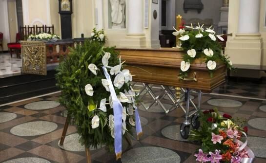 Wybór wiązanek i wieńców: co warto wiedzieć?