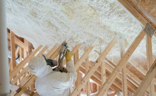 Piana poliuretanowa w miejscach trudnodostępnych: skuteczność i zalety