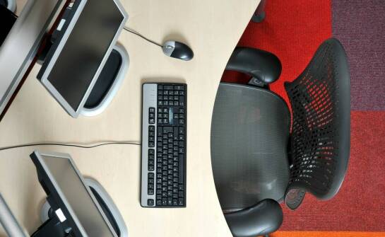 Ergonomia pracy przy drewnianym biurku – na co zwrócić uwagę?