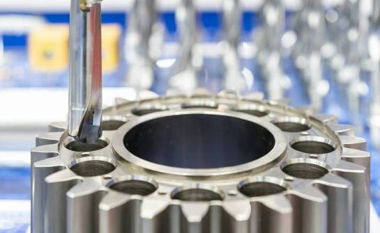 Dlaczego warto inwestować w stożkowe koła zębate o łukowych zębach dla przemysłu?