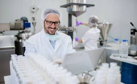 Dlaczego warto stosować czystą proszkową kofeinę w produkcji farmaceutyków?