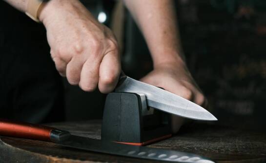 Jakie właściwości czynią stal narzędziową idealnym materiałem na noże?