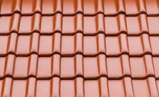 Ceramiczna dachówka a blachodachówka – co wybrać dla lepszej izolacji termicznej?