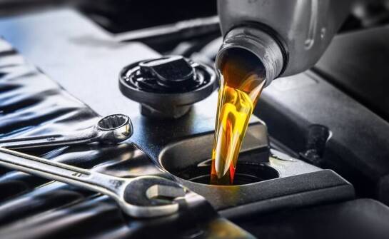 Jak profesjonalna wymiana oleju wpływa na efektywność pojazdu?