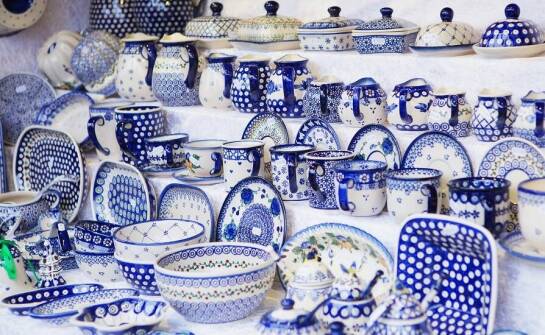 Ceramika bolesławiecka w piekarniku: jak bezpiecznie korzystać z naczyń?