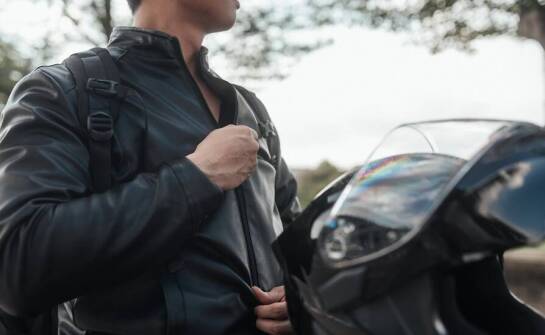 Materiały używane do produkcji kurtek motocyklowych – co warto wiedzieć?