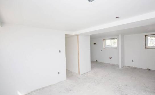 Impregnaty a ochrona przed wilgocią i pleśnią w piwnicach