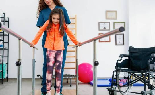 Jak terapia integracji sensorycznej może wspomóc dzieci z trudnościami w utrzymaniu równowagi?