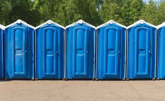 Wynajem mobilnych toalet: dlaczego jest bardziej opłacalny niż zakup?