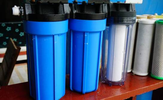 Wybór odpowiednich urządzeń do sterylizacji wody w akwarium.