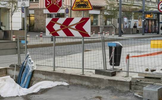Chodnikowe bariery jako część drogowej infrastruktury – co warto wiedzieć?