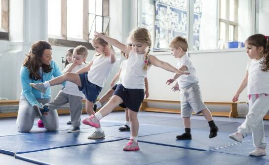 Jak nasi instruktorzy dostosowują poziom trudności zajęć do umiejętności dzieci?