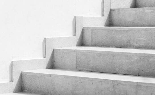 Personalizacja koloru i faktury betonowych stopni schodowych – możliwości