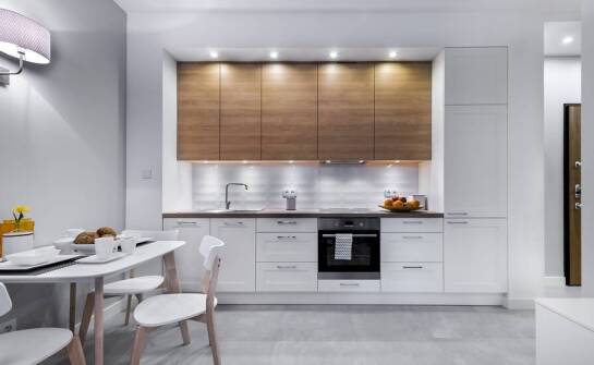 Wybór materiałów do kuchni – co gwarantuje łatwe czyszczenie?