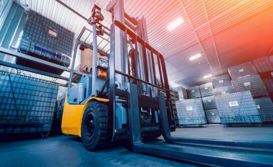 Oświetlenie LED kontra tradycyjne żarówki – co lepiej sprawdza się w wózkach widłowych?