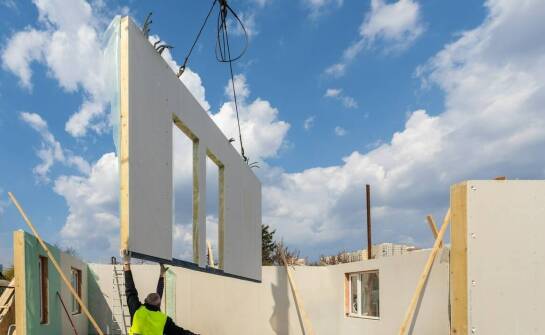 Prefabrykacja w budownictwie – jak wpływa na jakość i precyzję wykonania?