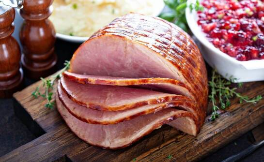 Domowa pieczona szynka w nowoczesnej kuchni gourmet