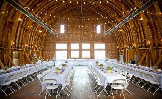 Jakie dekoracyjne style są popularne w salach weselnych na Mazurach?