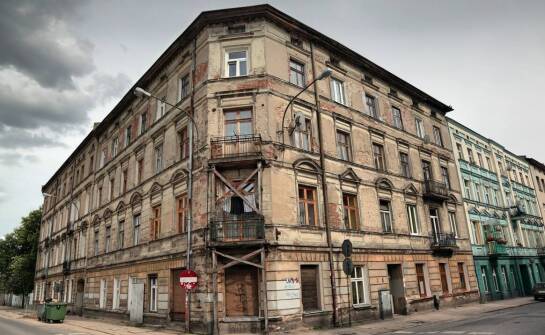 Wpływ różnych warunków pogodowych na numery domów na elewacjach