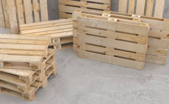 Porównanie jednorazowych palet z paletami wielokrotnego użytku – co wybrać?