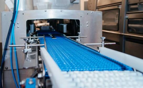 Jak wybrać odpowiednie akcesoria do modularnych taśm w branży spożywczej?