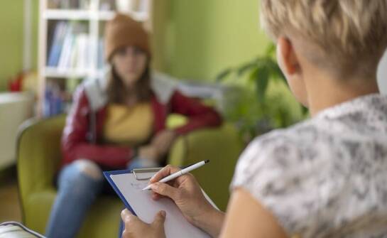 Jak znaleźć odpowiedniego terapeutę w Warszawie dla młodzieży z emocjonalnymi trudnościami?
