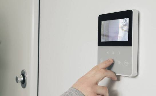 Jakie czynniki wpływają na koszt instalacji wideodomofonu?