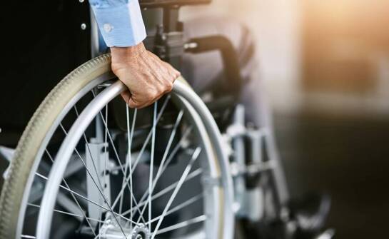 Przewodnik dotyczący procesu ubiegania się o refundację z NFZ na wózki inwalidzkie.