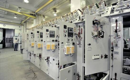 Jak projektowanie elektrycznych instalacji wspiera automatyzację produkcji?