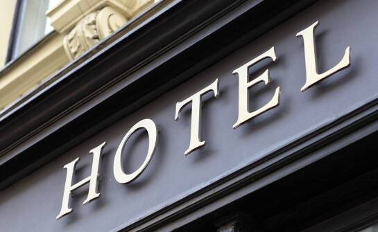 Dlaczego hotel w centrum starówki jest idealnym miejscem dla turystów i biznesmenów?