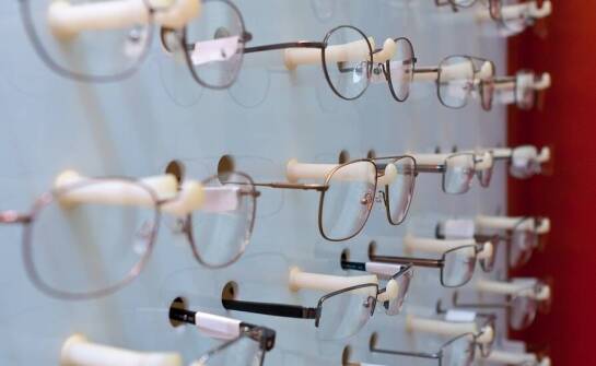 Porównanie różnych typów korekcyjnych szkieł – które wybrać?
