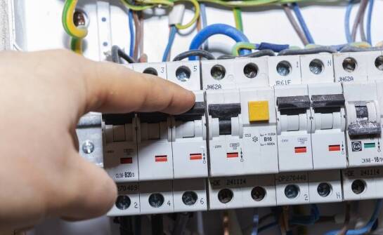 Nowoczesne rozdzielcze tablice – jak wpływają na efektywność elektrycznych instalacji?