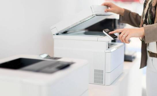 Jak wprowadzenie systemu podążającego wydruku wpływa na efektywność biura?