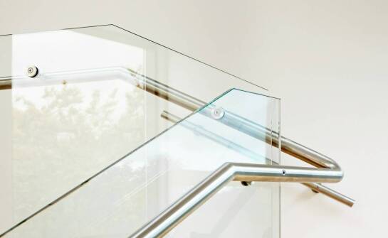 Jak szklane balustrady mogą poprawić bezpieczeństwo użytkowników?