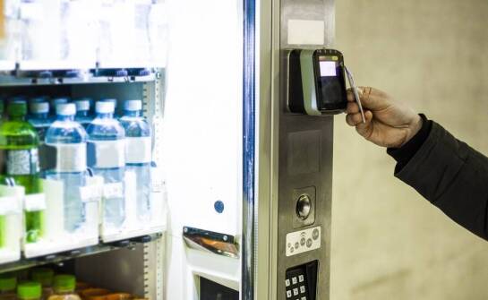 Dlaczego warto wybierać wodę do automatów vendingowych?