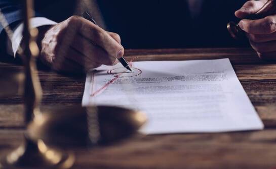 Jakie są warunki uzyskania notarialnego poświadczenia daty okazania dokumentu?