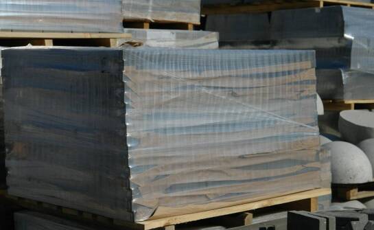 Wybór odpowiedniego poliwęglanu litego: czynniki wpływające na cenę i jakość