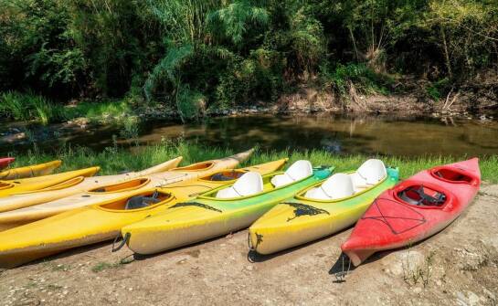 Logistyka i transport podczas spływów kajakowych na rzece Pisie