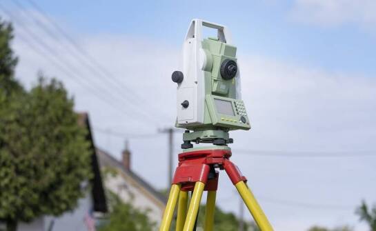 Jakie są kluczowe aspekty prawne przy wyznaczaniu granic działki?