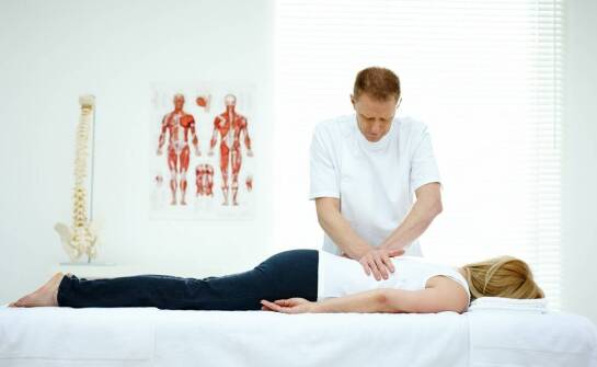 Jakie są korzyści z manualnej terapii dla zdrowia kręgosłupa?