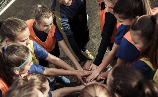 Jak sportowe wakacje mogą rozwijać u młodzieży umiejętności przywódcze?