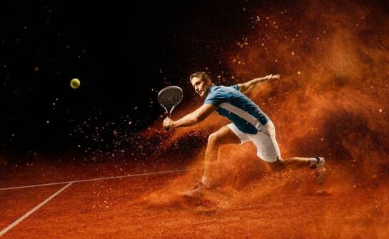 Jak odpowiednia nawierzchnia kortu wpływa na technikę gry u dorosłych?