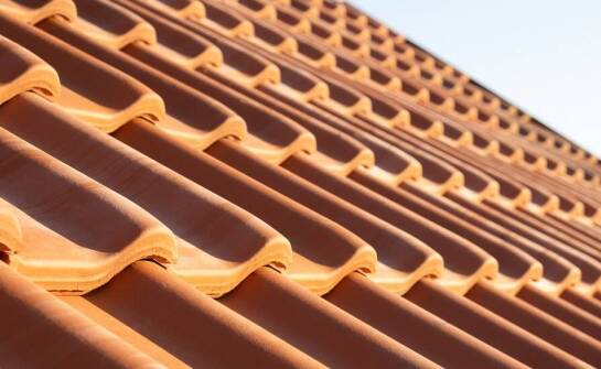Poradnik do wyboru ceramicznej dachówki dla nowoczesnych domów jednorodzinnych