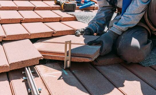 Dlaczego warto zainwestować w szkolenia dotyczące montażu ceramicznych dachówek?
