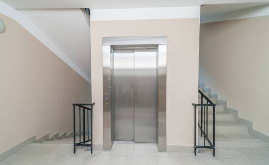 Jakie elementy wpływają na koszt montażu windy w budynku?