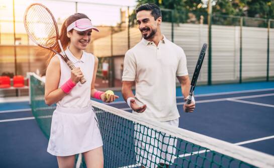 Jakie korzyści przynosi wynajem kortów tenisowych dla amatorów?