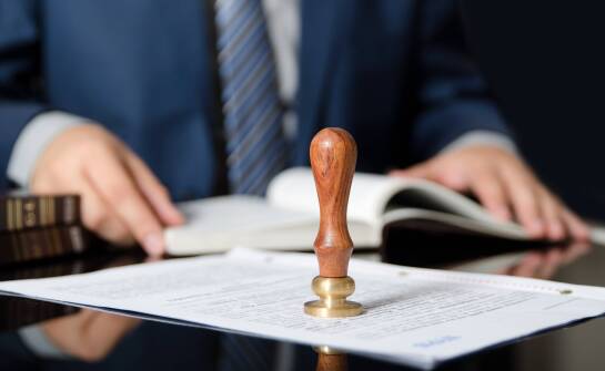 Jak notarialne biura wspierają proces zakładania i prowadzenia wieczystych ksiąg?