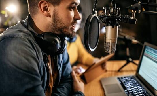 Wie beeinflusst ein Voiceover mit Muttersprachlern die Glaubwürdigkeit von Botschaften?